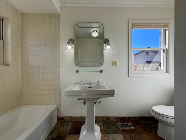 Building Photo - 3030 Park St