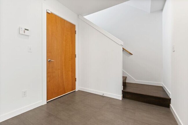 Building Photo - Stunning Modern Air-Conditioned in Coveted...