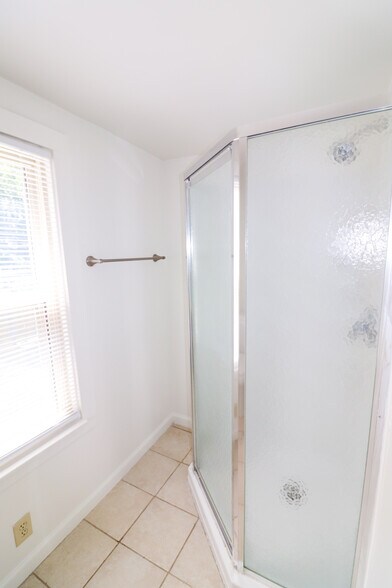 Building Photo - 2631 Bellevue Ave