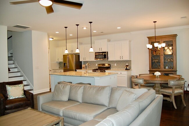 Building Photo - Beautiful four bedroom in Oyster Point - M...