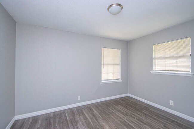 Building Photo - Charming 3-Bedroom Home with Large Fenced Backyard in Little Rock!