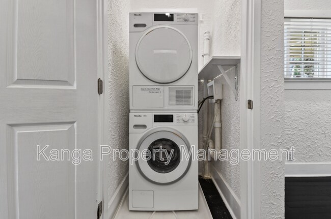 Building Photo - 208 S K St