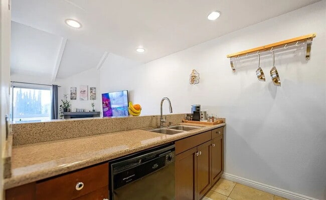 Building Photo - Discover this inviting 1-bedroom, 1-bathro...