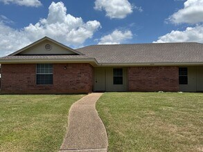 Building Photo - Updated 4 Bedroom Duplex in China Spring ISD