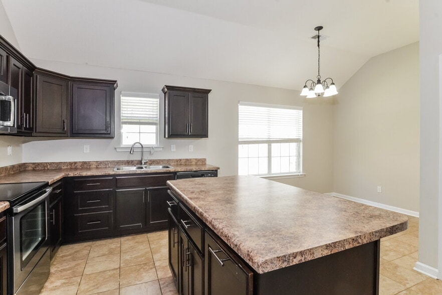 Building Photo - 9876 Southern Oak Way