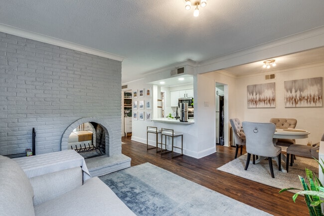 Building Photo - 5916 Sandhurst Ln