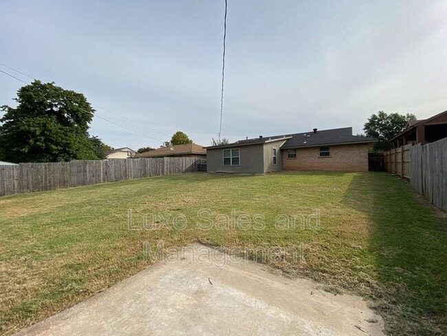 Building Photo - 605 Moraine Ave