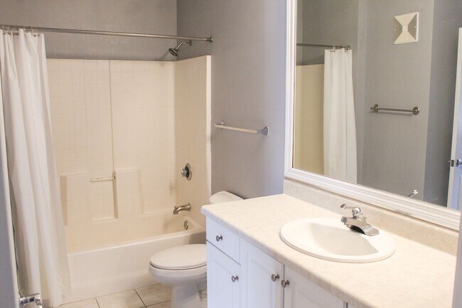 Building Photo - Resort Style Living