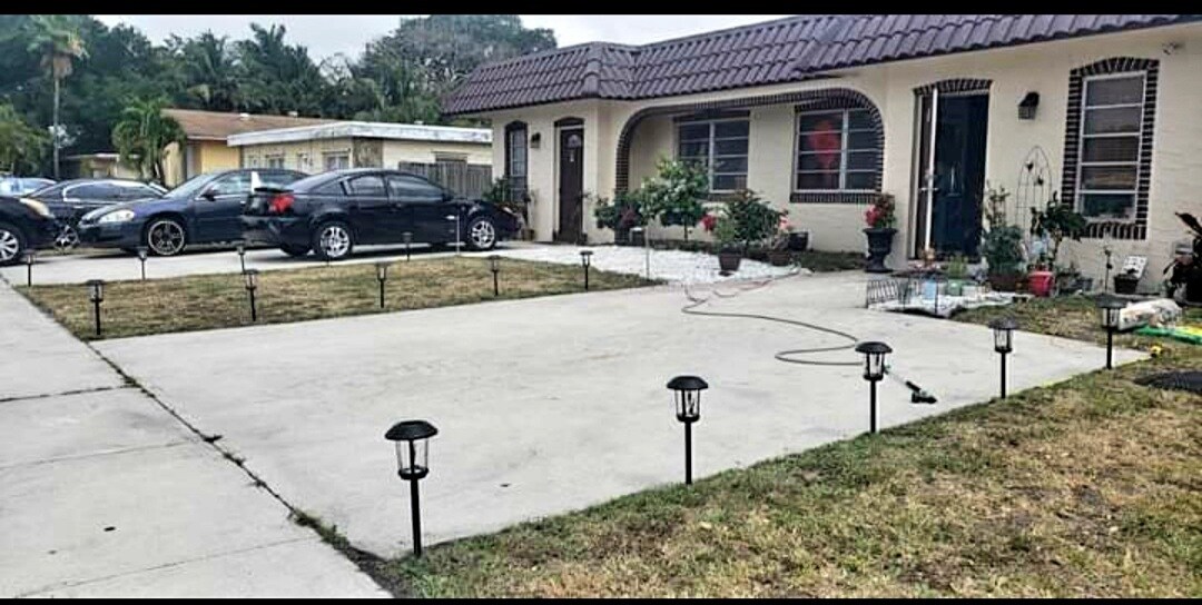 Unit is on the left - 5628 Hayes St