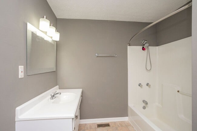 Building Photo - 3 Bed home in Carthage with large basement!