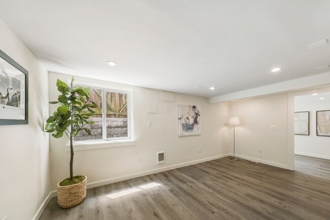 Building Photo - Charming 3BR Townhome in Seattle