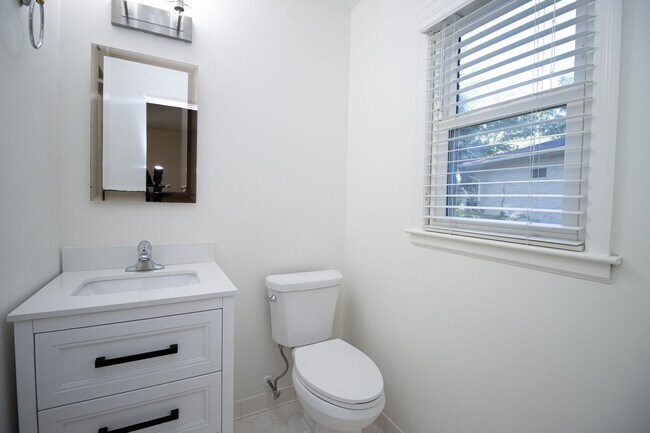 Building Photo - Renovated 5BR Home Minutes from Downtown Columbia | Two Full Kitchens + Fenced Yard ~ Available M...