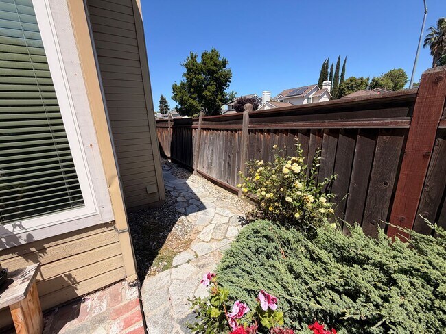 Building Photo - Beautiful Spacious Two Story Home in Pleasanton!