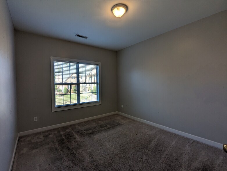 Building Photo - Room in House on Priory Ct