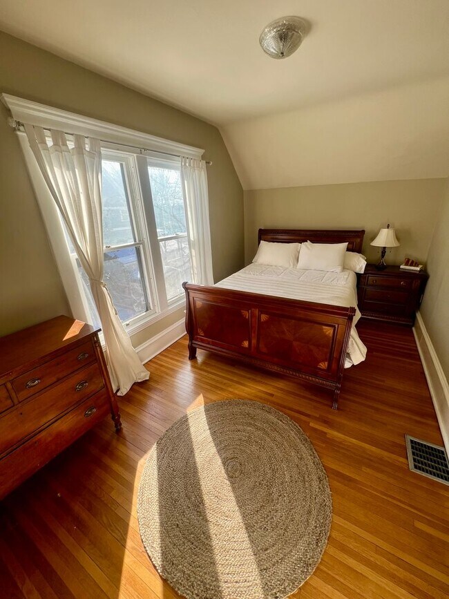 Building Photo - Fully Furnished, Large 3 Bedroom Home!
