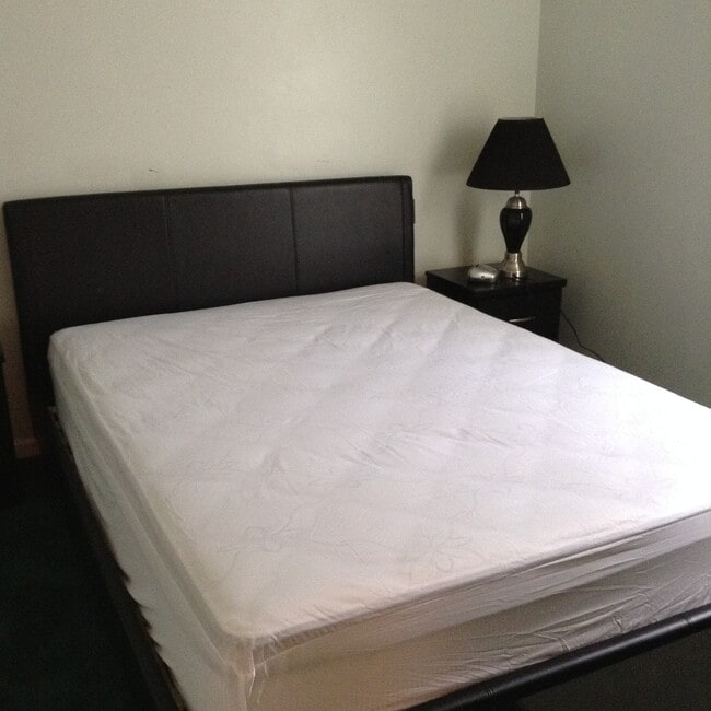 Building Photo - SPECIAL!  Fully Furnished 2 Bedroom Condo in River Oaks; 1/2 off rent second month