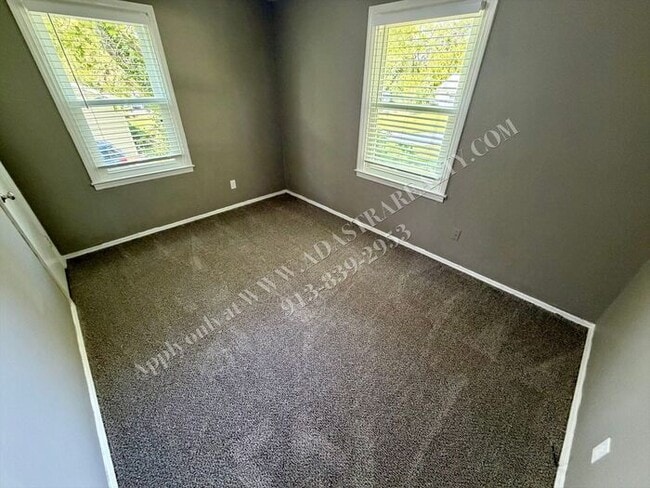 Building Photo - Cute 3 Bed 1 Bath in Raytown-Available NOW!!