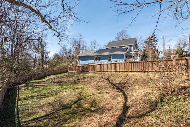 Building Photo - Gorgeous Home Near Downtown Durham!