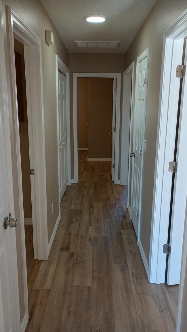 Building Photo - 638 S White Oak Rd