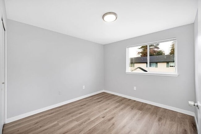 Building Photo - INCREDIBLE 2-bed/1.5bath Town House! $500 ...