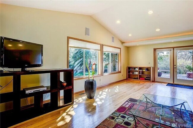 Building Photo - Beautiful and bright 3 bed / 2 bath rambler for rent!