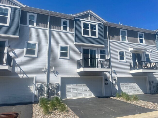 Building Photo - 873 Roselyn Dr