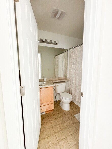 Shared bath - 15458 SW Mallard Dr