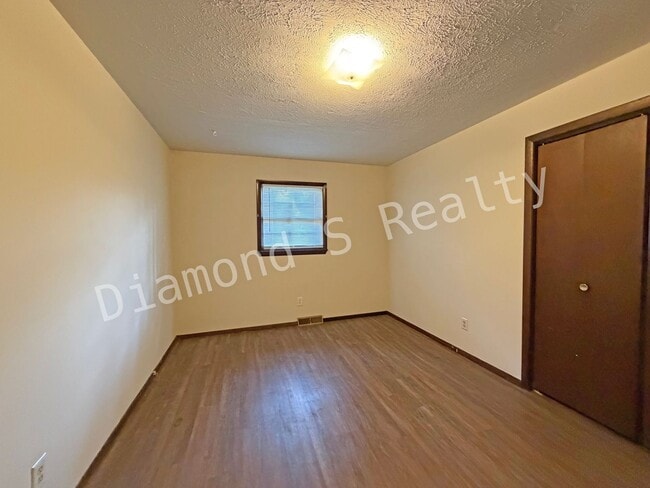 Building Photo - 3 Bedroom Home Located Near Sunset & Campbell