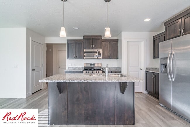 Building Photo - 4 Bed/2.5 Bath Townhome in Desert Bluff!