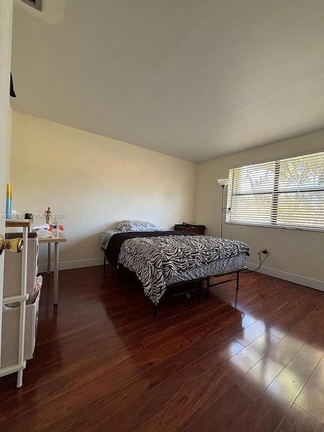 Building Photo - 232 Lakeside Cir