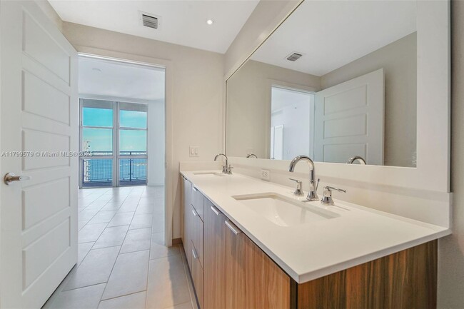 Building Photo - 2150 N Bayshore Dr