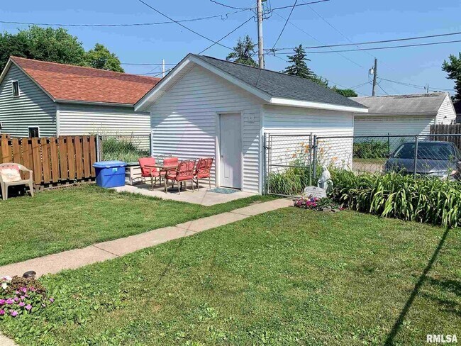 Building Photo - 2 bedroom single family home with one car ...