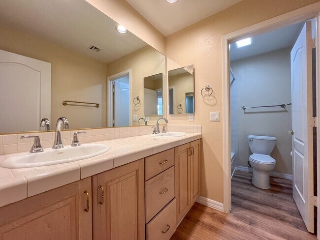 Building Photo - Pool Home in Gated Community