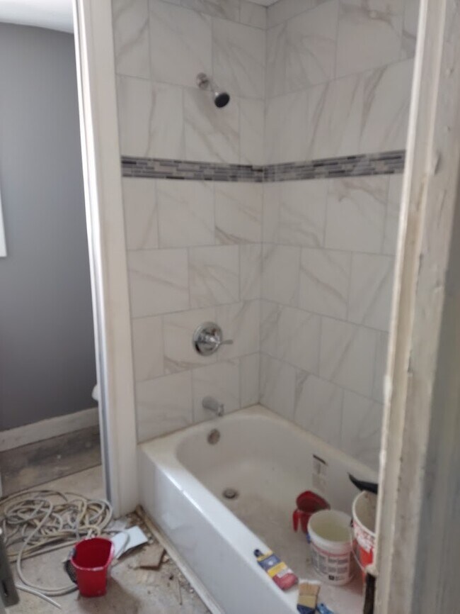 Building Photo - 218 W 5th St