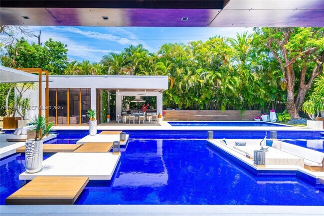 Building Photo - 3009 Pine Tree Dr