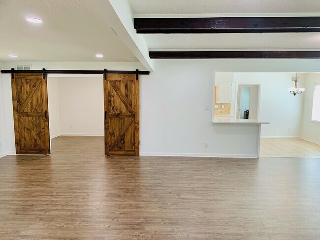 Building Photo - 7207 Poplar Pike