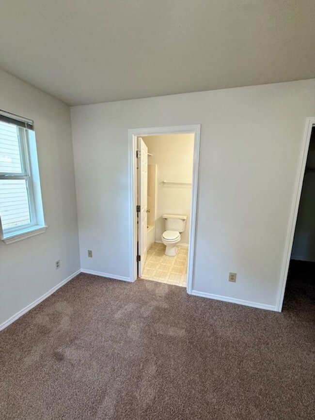 Building Photo - 2 Bed, 2 Bath Duplex with fenced yard in B...