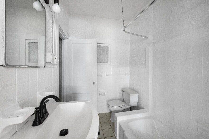 Building Photo - 323 N Westland Ave