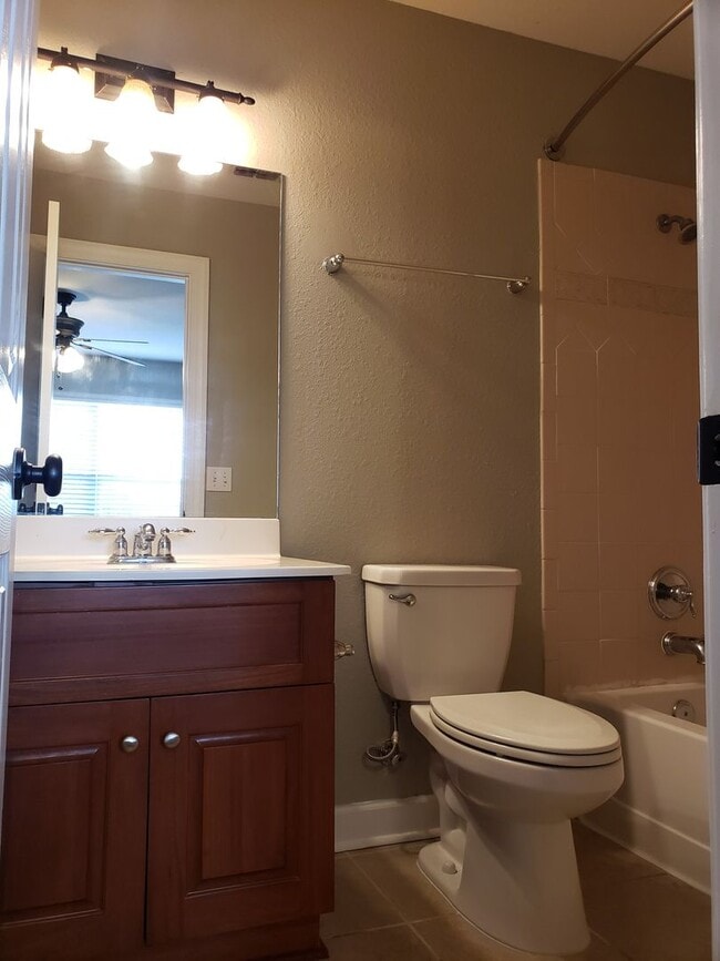 Building Photo - 3 bedroom townhome in gated community with...