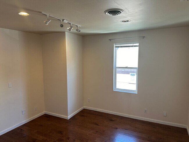 Building Photo - $3,200 / 1700ft2 - Prime Office Space for ...