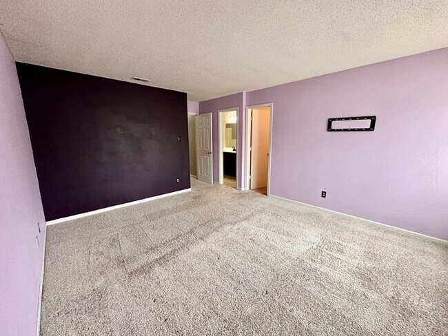 Building Photo - Perry Township 3 bedroom 2.5 bathroom