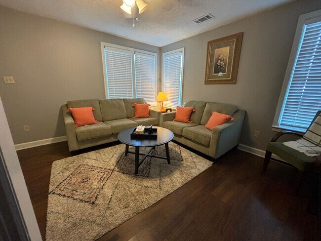 Building Photo - Center