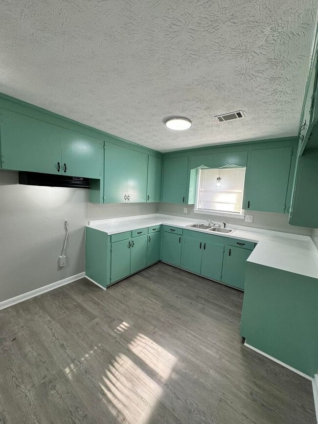 Building Photo - 3 Bed 1.5 Bath Brick House