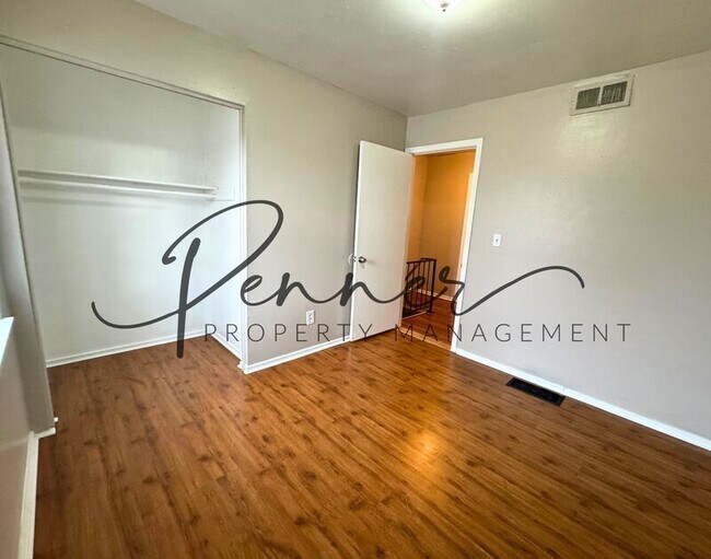 Building Photo - 214-B Oak Dr