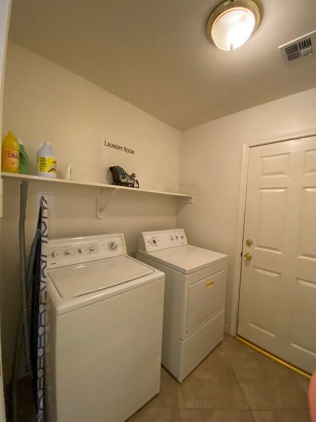 Building Photo - Gated Community of Grand Island in Seven Oaks 2 BD 2 BA Gorgeous House