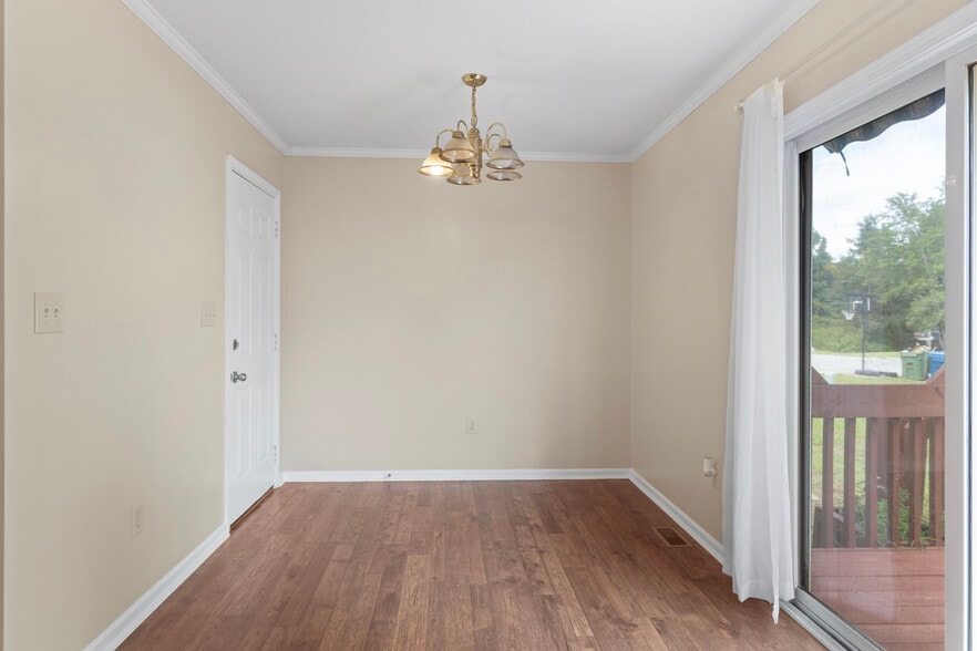 Dinning Room - 400 Kant Pl