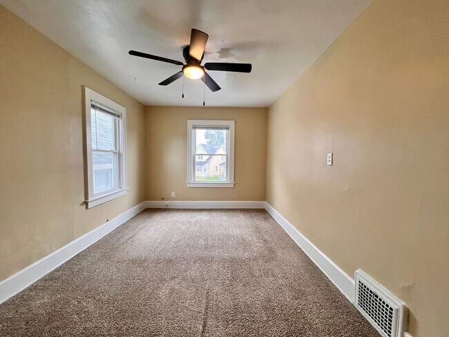 Building Photo - 3 Bedroom House - East Toledo