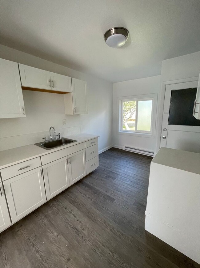 Building Photo - Fully Refreshed Westmoreland 3bd in Plex. ...
