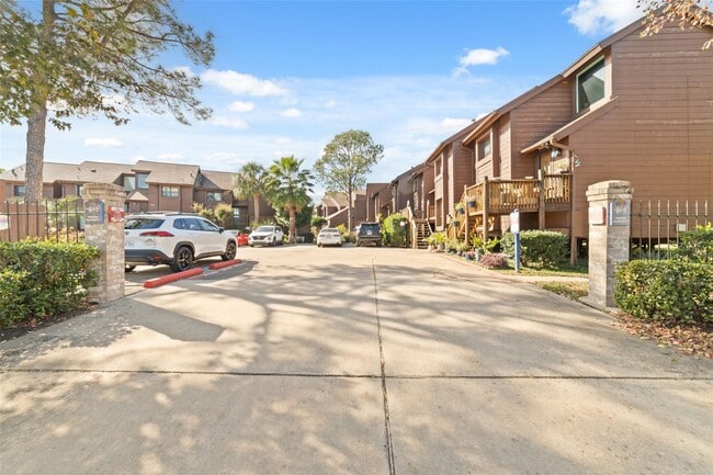 Building Photo - 717 Davis Rd