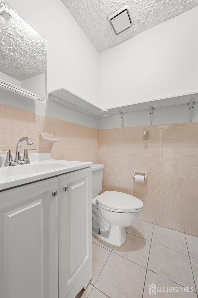 Building Photo - 823 Edison Glen Terrace